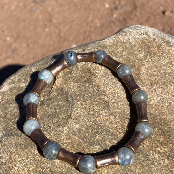 Wanderer and Gatherer - Labradorite and Metal bracelet - Picture 9 of 10